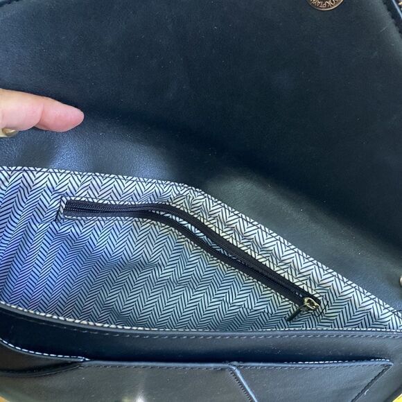 Black envelope lurch 12” x 8.5” inside & outside pockets. Zipper edge accent - Picture 9 of 10